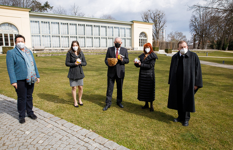 SONNTAGSBLATT, Gerd Neuhold Fastensuppe für den Landeshauptmann im Rahmen der Aktion 'Familienfasttag'.